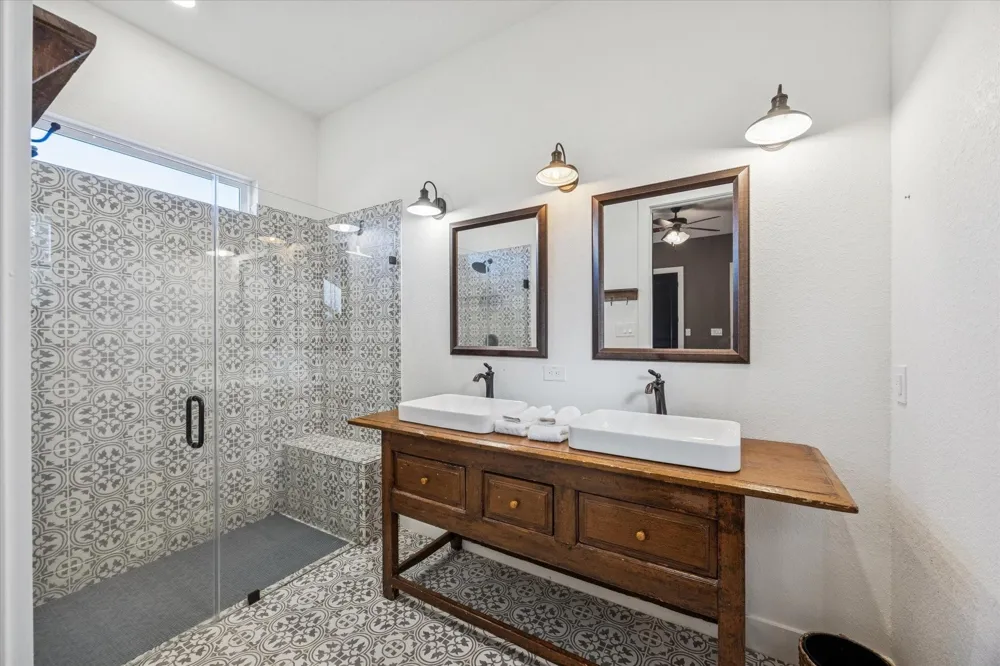 124 Rebekah's Crossing Round Top, TX 78954