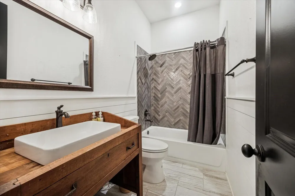 124 Rebekah's Crossing Round Top, TX 78954