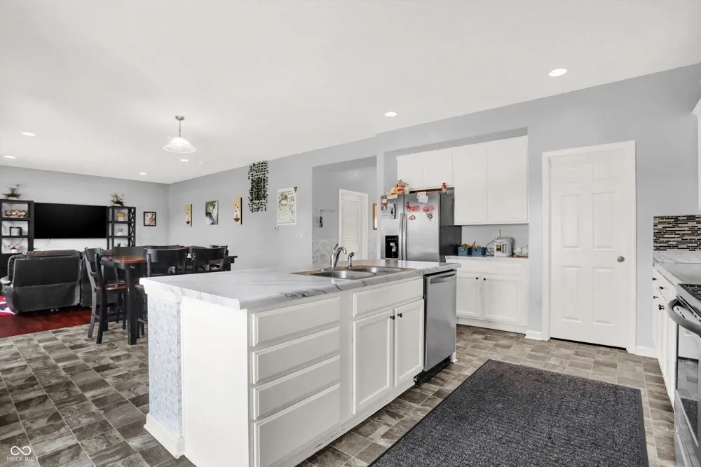 180 Blue Lace Drive Whiteland, IN 46184