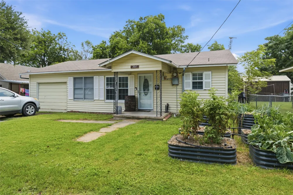 307 W Goddard Street West, TX 76691