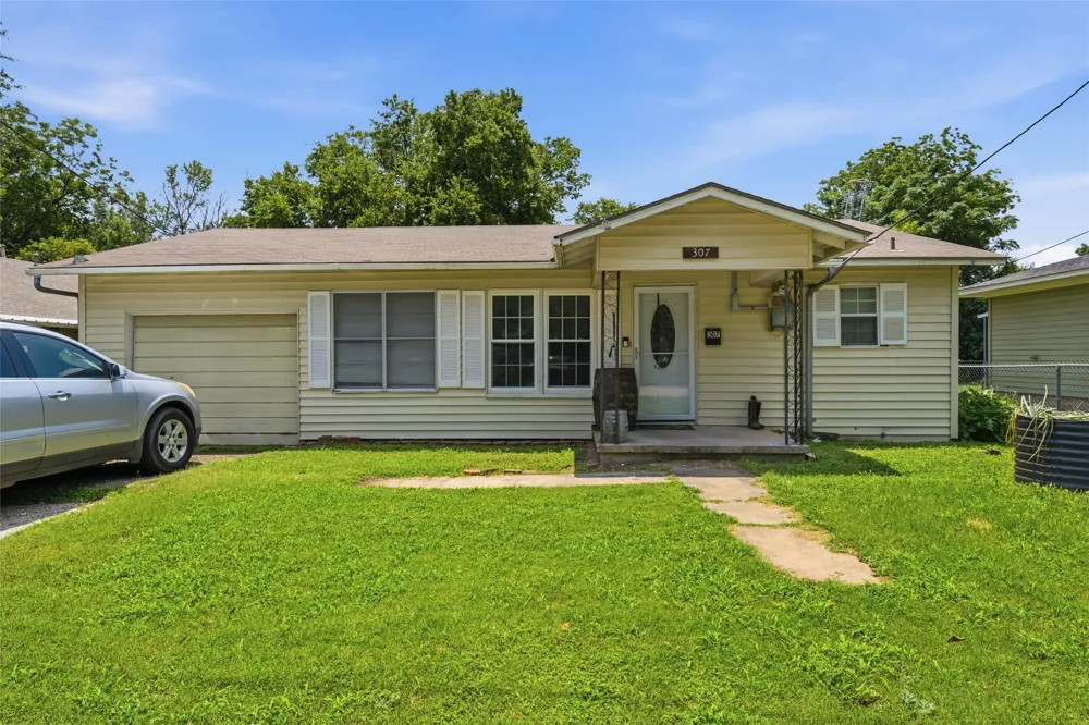 307 W Goddard Street West, TX 76691
