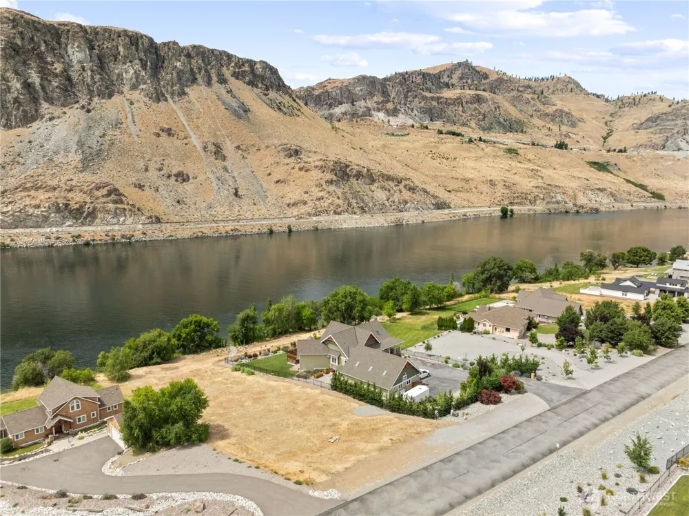 27 Shore Drive Orondo, WA 98843