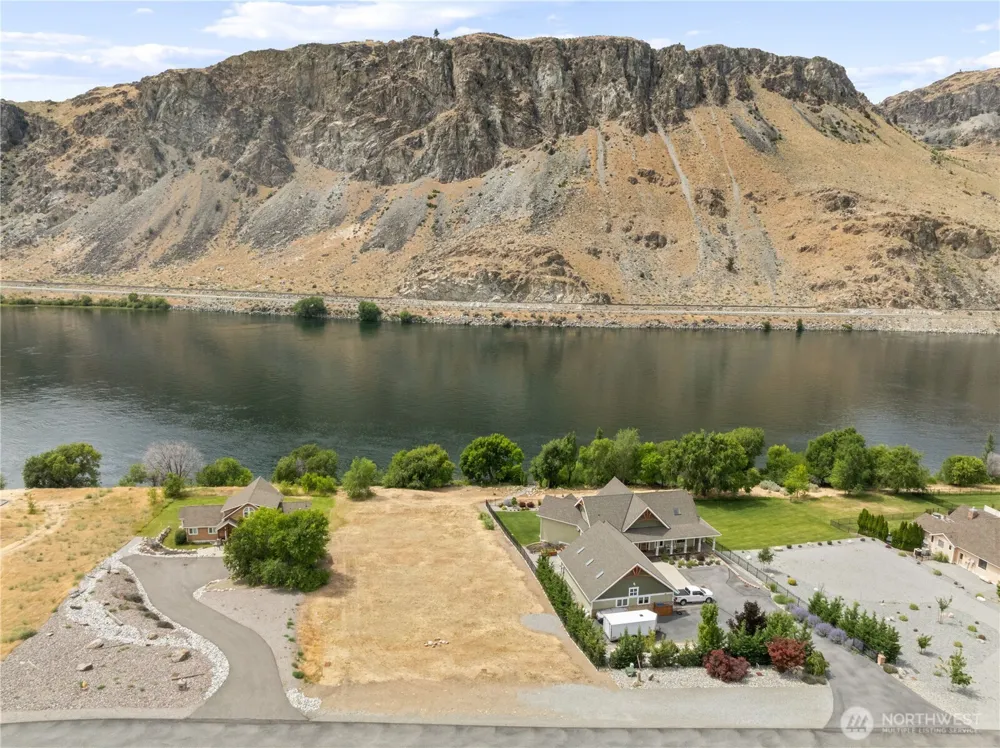 27 Shore Drive Orondo, WA 98843