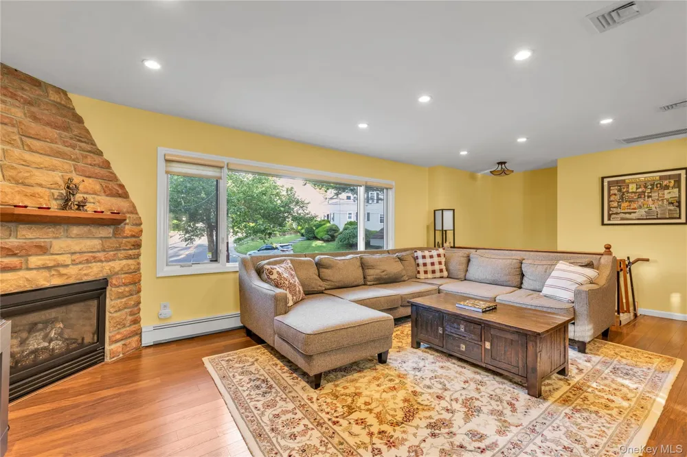 90 Virginia Drive Manhasset, NY 11030