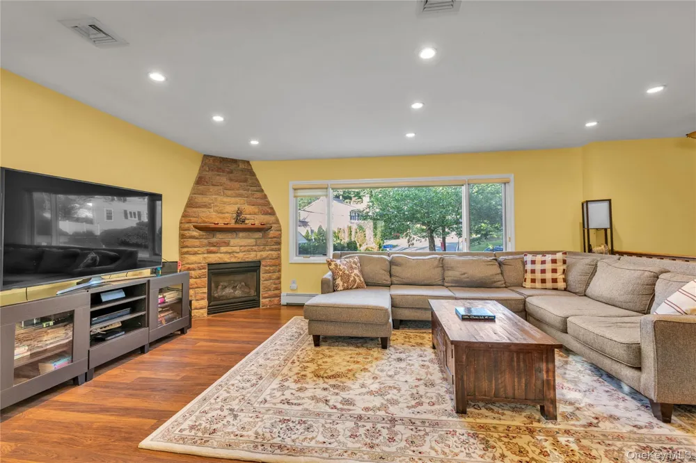 90 Virginia Drive Manhasset, NY 11030