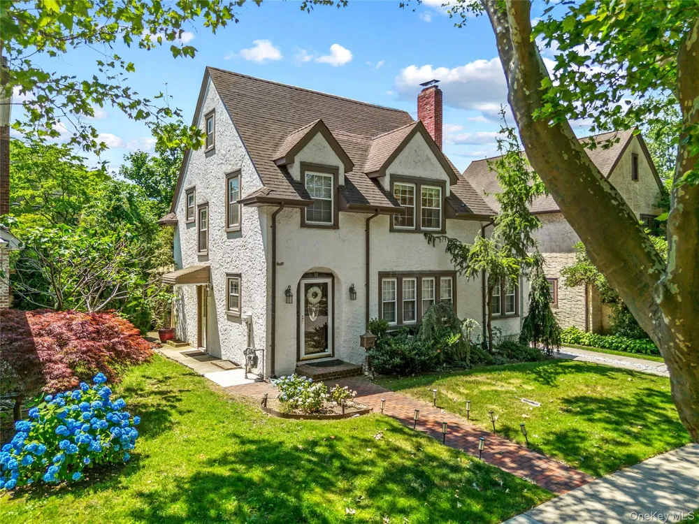 82 Superior Road Floral Park, NY 11001
