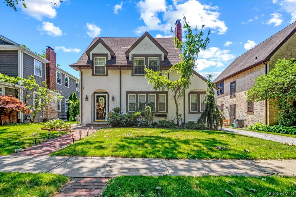 82 Superior Road Floral Park, NY 11001