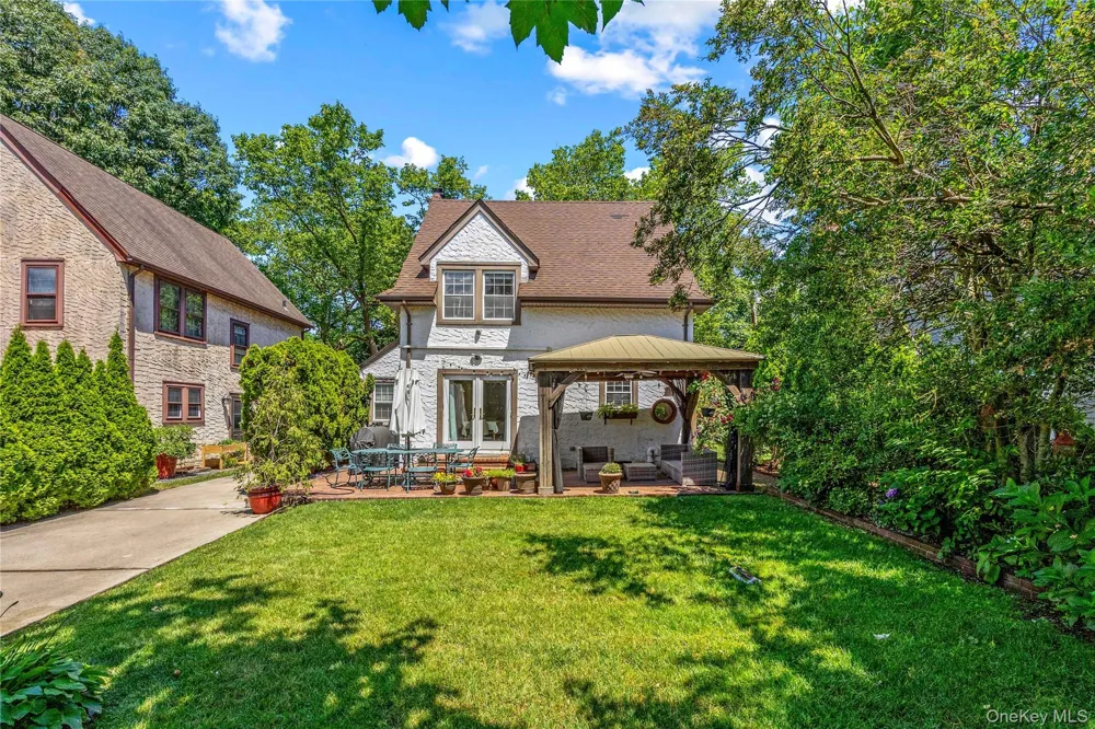 82 Superior Road Floral Park, NY 11001