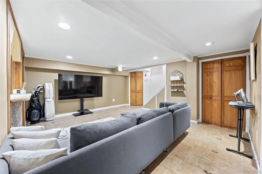 82 Superior Road Floral Park, NY 11001