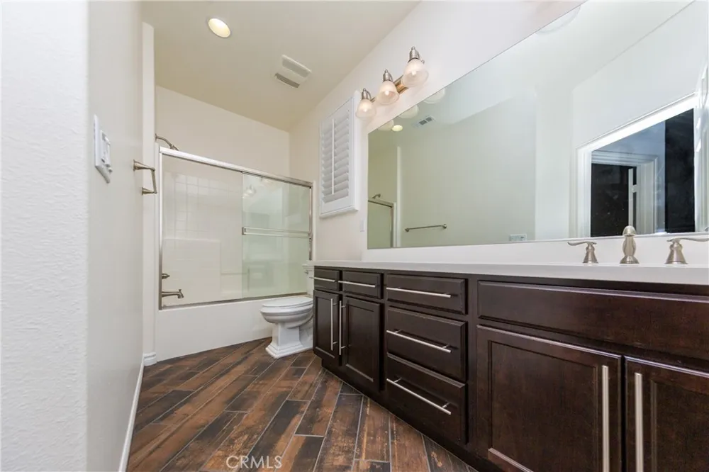 14705 Sherman Way Van Nuys, CA 91405