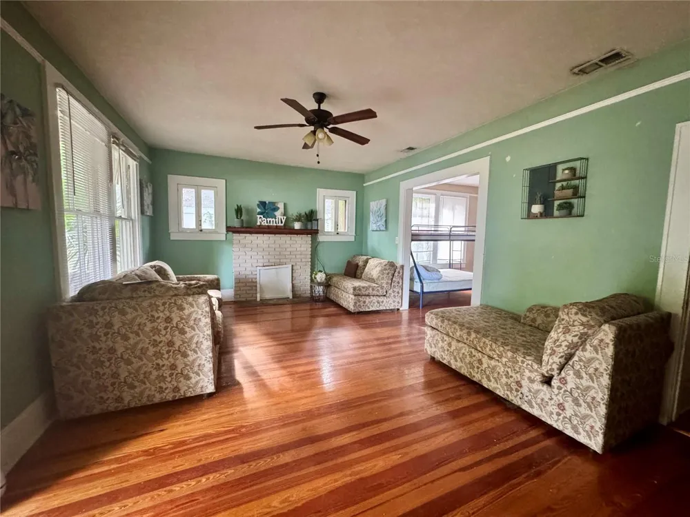 907 NW 11TH AVENUE Gainesville, FL 32601