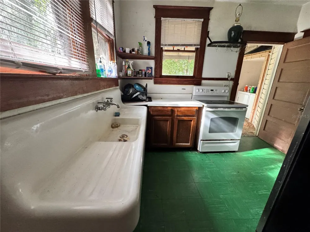 907 NW 11TH AVENUE Gainesville, FL 32601