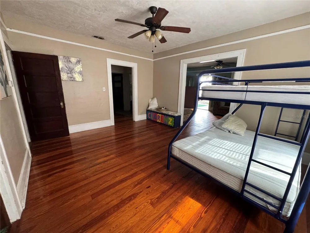 907 NW 11TH AVENUE Gainesville, FL 32601