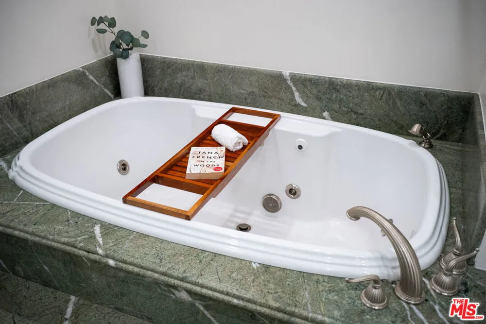 325 Oakhurst Drive #405 Beverly Hills, CA 90210