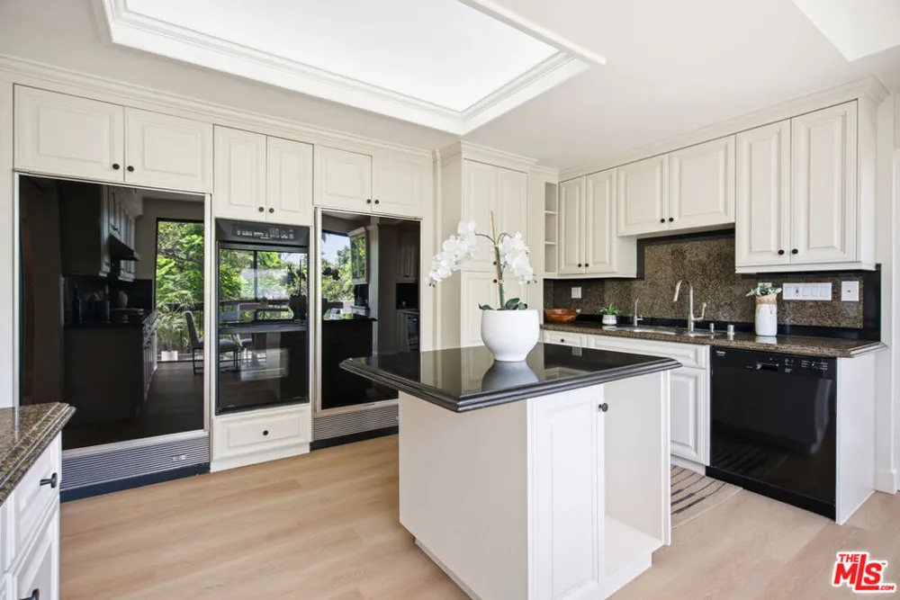 325 Oakhurst Drive #405 Beverly Hills, CA 90210