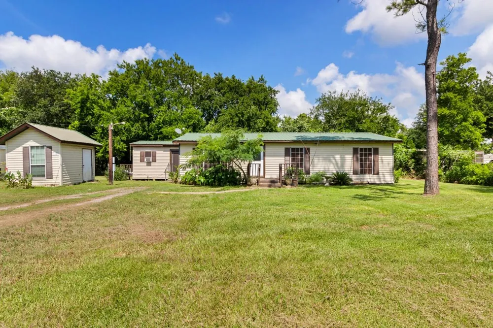 6119 Highland Road Santa Fe, TX 77517