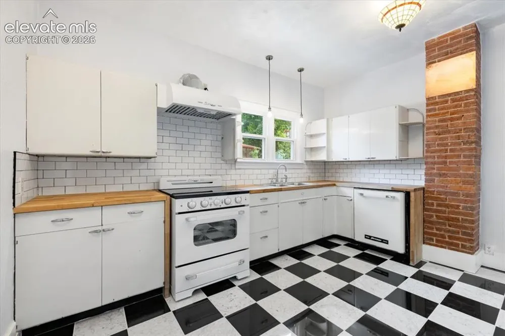 125 Ruxton Avenue Manitou Springs, CO 80829