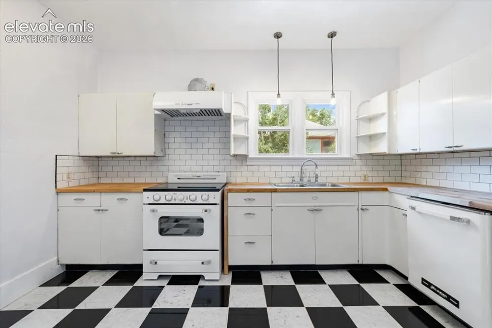 125 Ruxton Avenue Manitou Springs, CO 80829