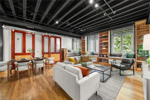 1 W 5Th Street #204