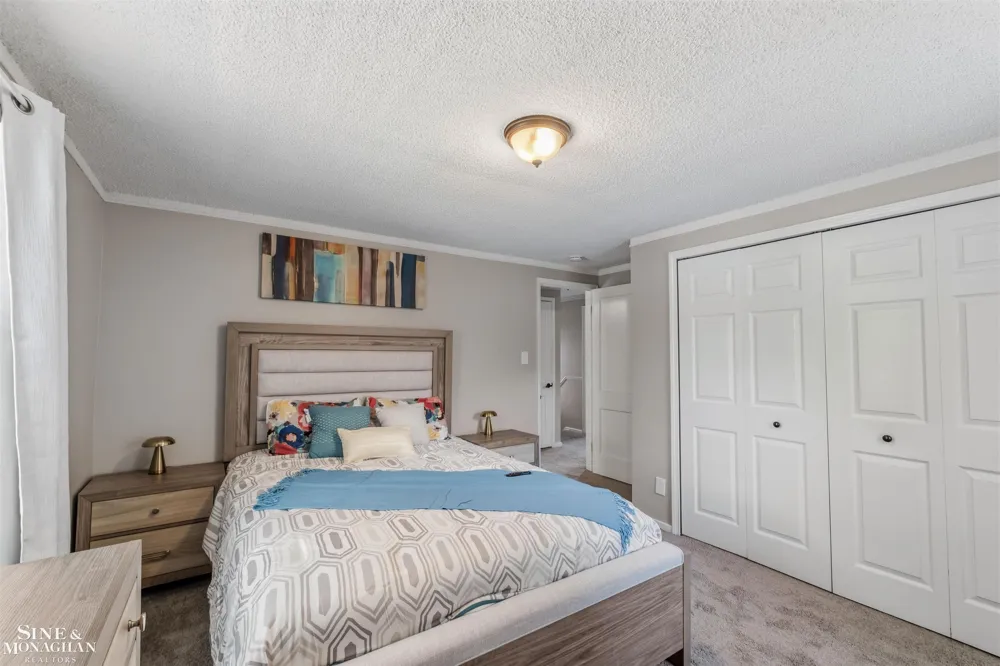19282 Raymond Street Grosse Pointe Woods City, MI 48236
