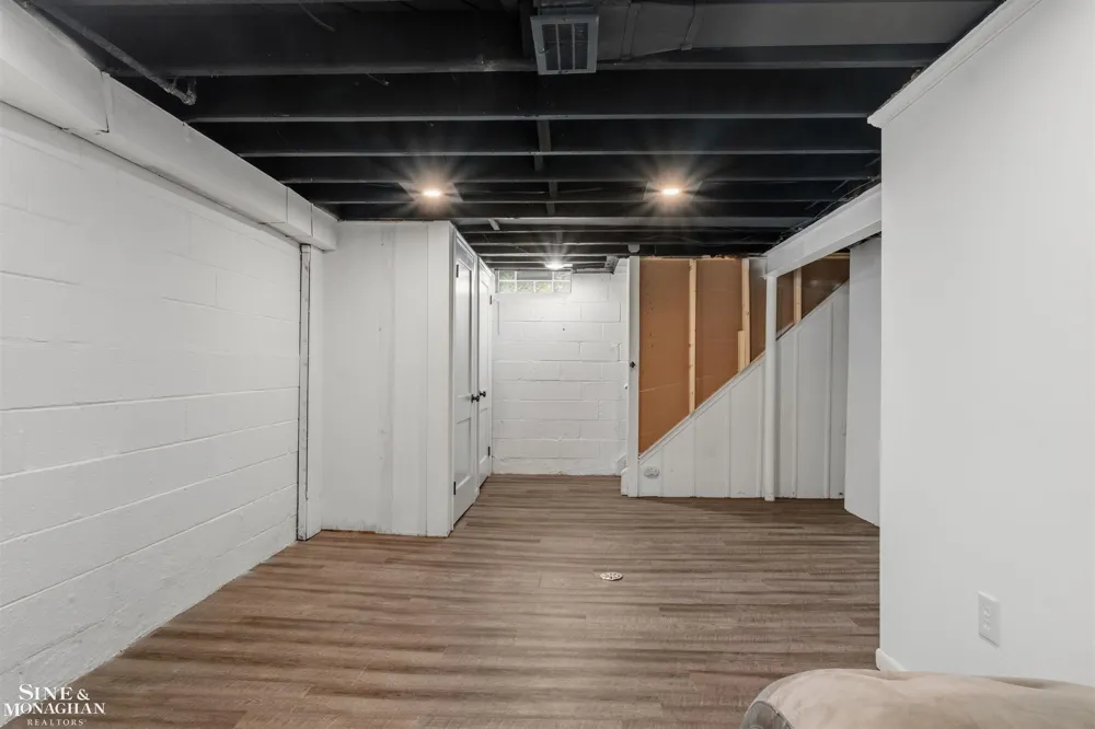 19282 Raymond Street Grosse Pointe Woods City, MI 48236