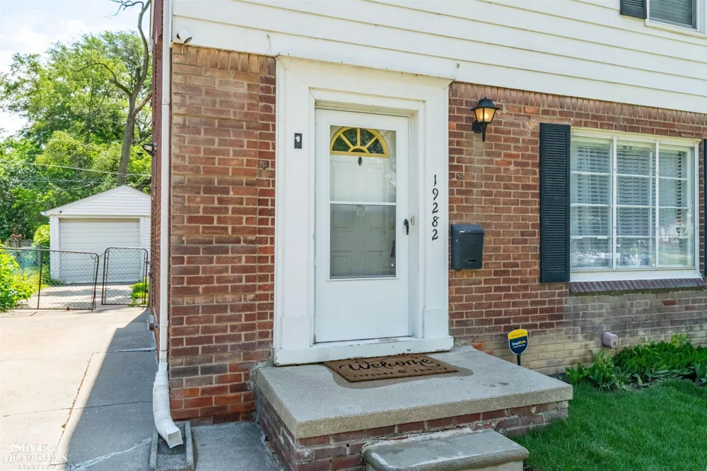 19282 Raymond Street Grosse Pointe Woods City, MI 48236