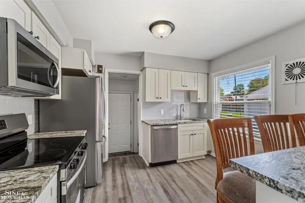 19282 Raymond Street Grosse Pointe Woods City, MI 48236