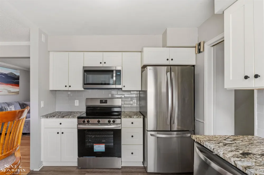 19282 Raymond Street Grosse Pointe Woods City, MI 48236