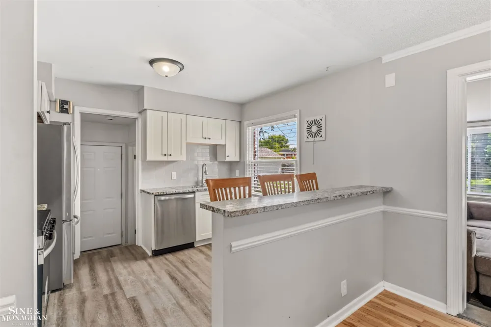19282 Raymond Street Grosse Pointe Woods City, MI 48236