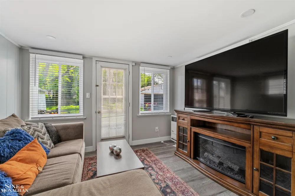 19282 Raymond Street Grosse Pointe Woods City, MI 48236