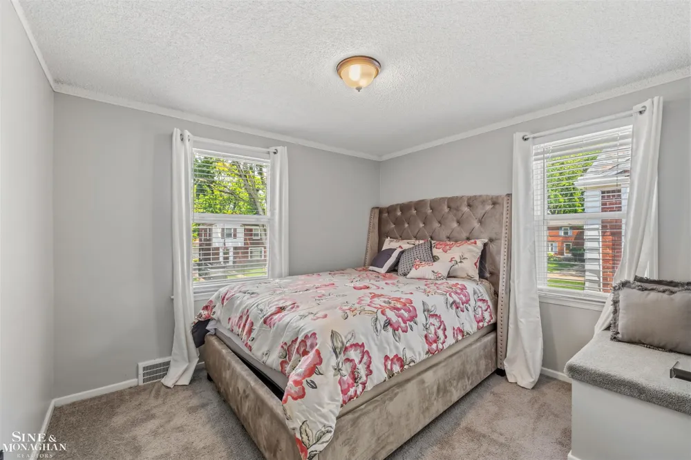 19282 Raymond Street Grosse Pointe Woods City, MI 48236