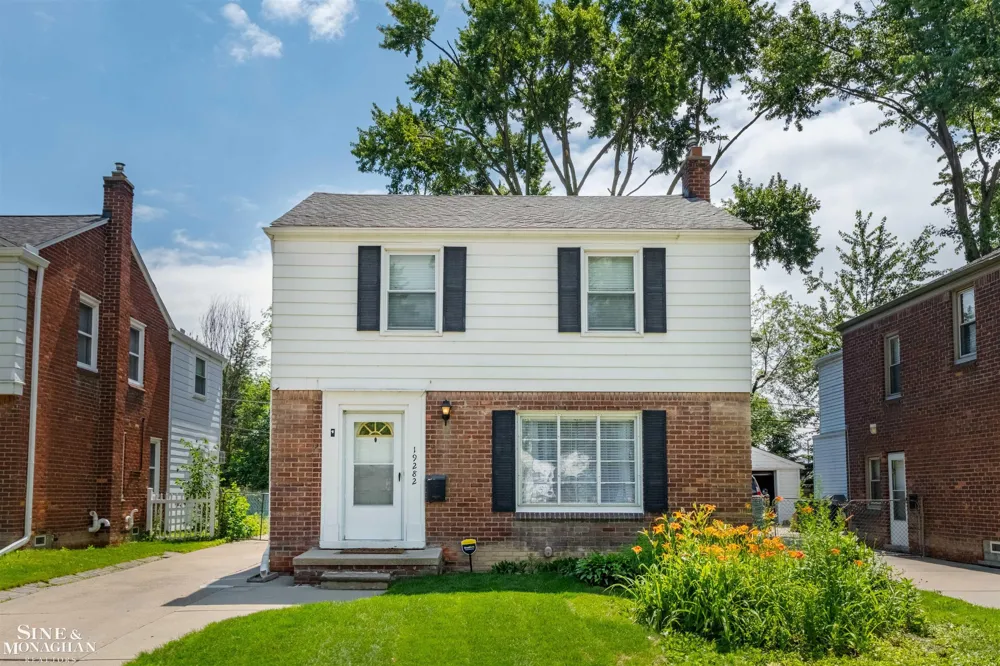 19282 Raymond Street Grosse Pointe Woods City, MI 48236