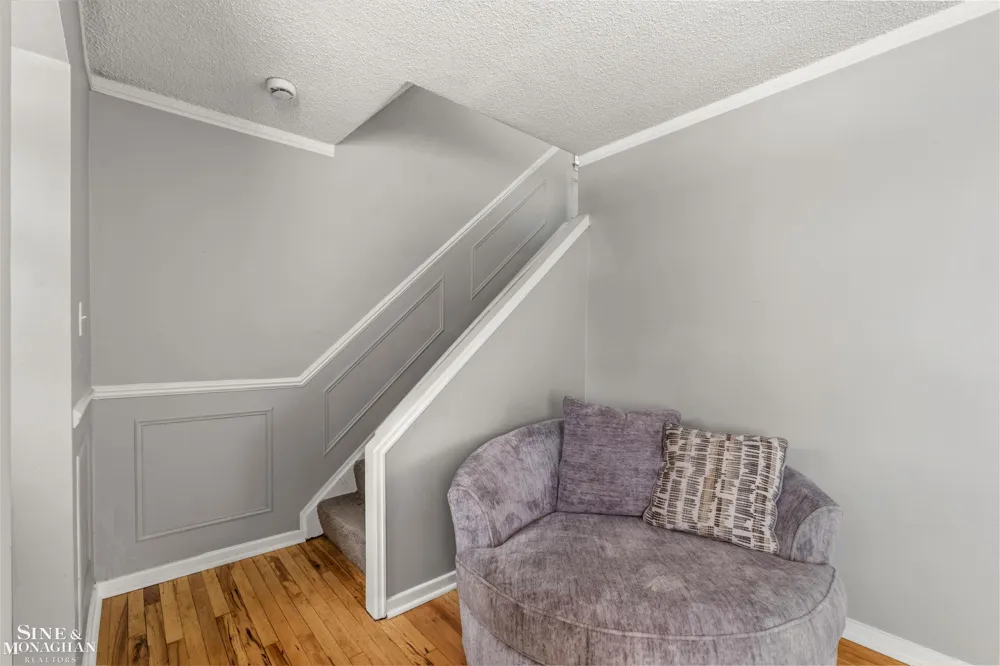 19282 Raymond Street Grosse Pointe Woods City, MI 48236
