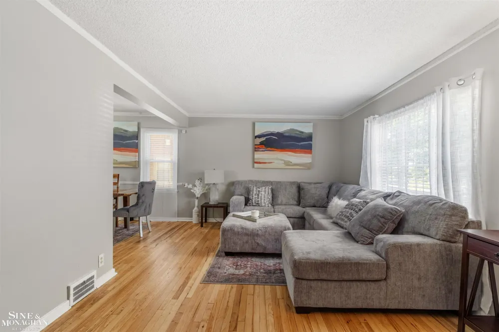 19282 Raymond Street Grosse Pointe Woods City, MI 48236
