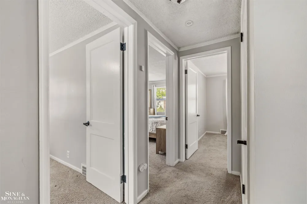 19282 Raymond Street Grosse Pointe Woods City, MI 48236