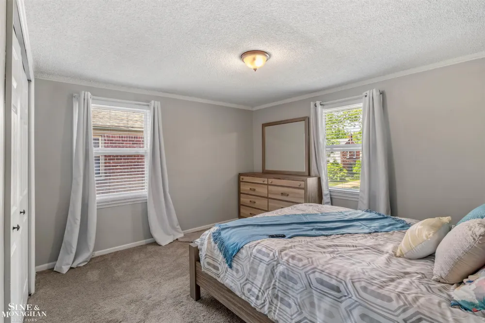 19282 Raymond Street Grosse Pointe Woods City, MI 48236