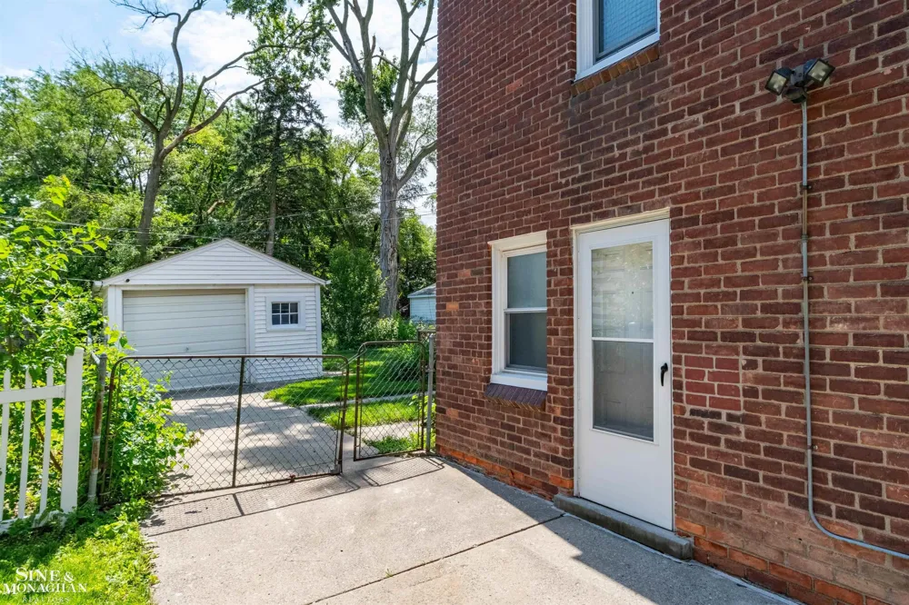 19282 Raymond Street Grosse Pointe Woods City, MI 48236