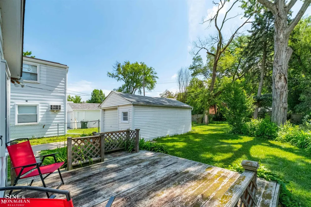 19282 Raymond Street Grosse Pointe Woods City, MI 48236