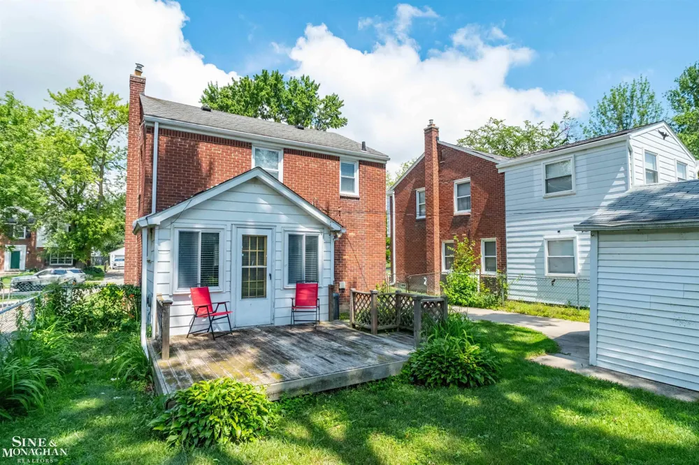 19282 Raymond Street Grosse Pointe Woods City, MI 48236