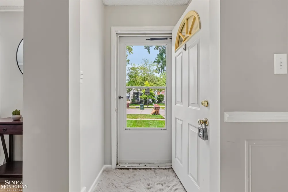 19282 Raymond Street Grosse Pointe Woods City, MI 48236