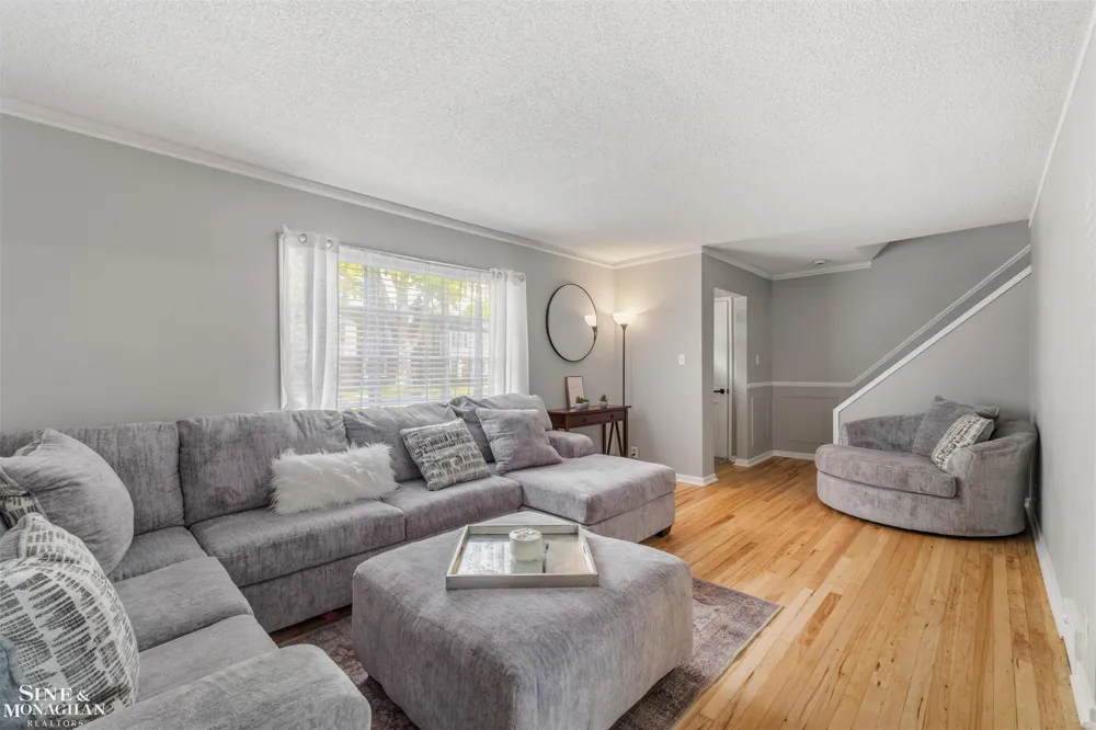 19282 Raymond Street Grosse Pointe Woods City, MI 48236