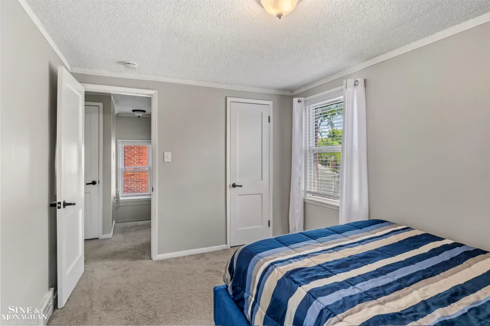 19282 Raymond Street Grosse Pointe Woods City, MI 48236