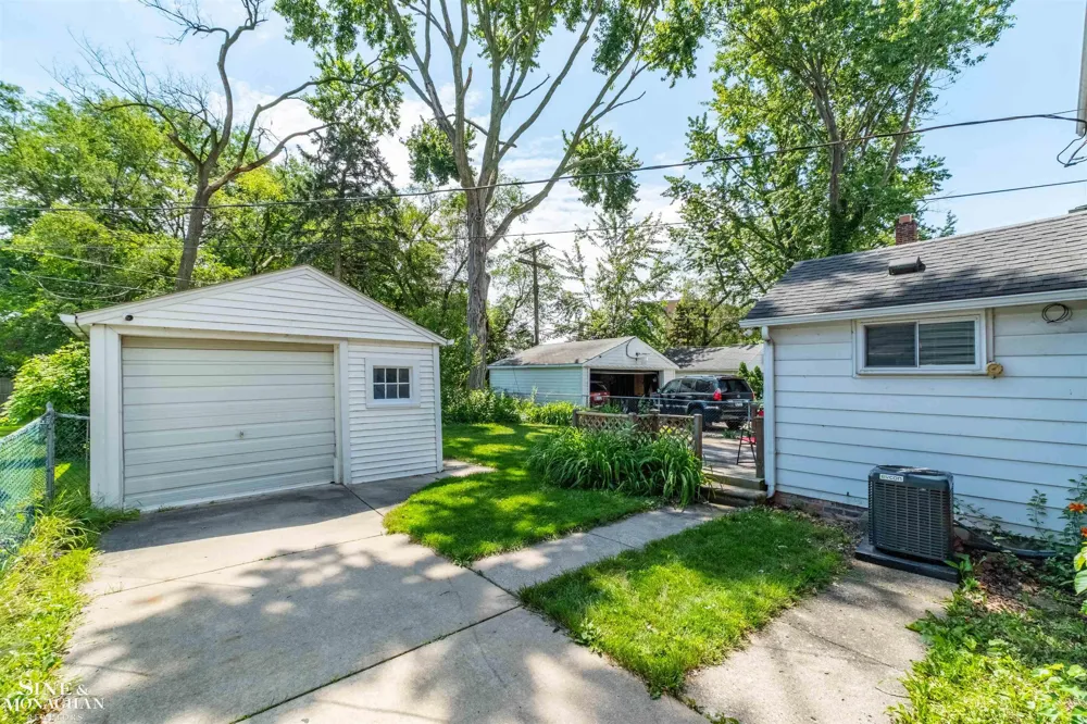 19282 Raymond Street Grosse Pointe Woods City, MI 48236