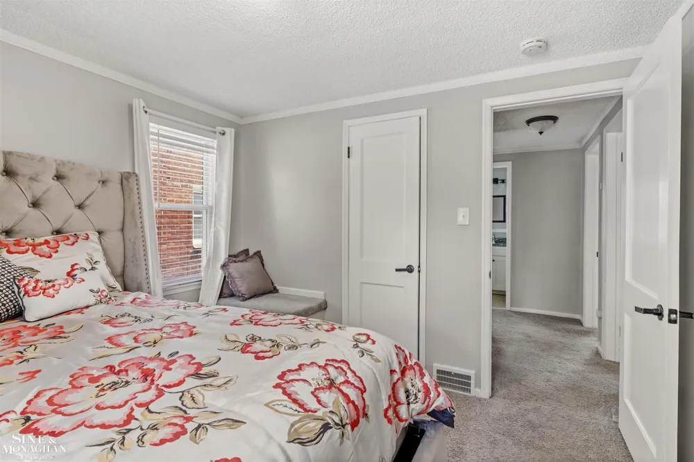 19282 Raymond Street Grosse Pointe Woods City, MI 48236