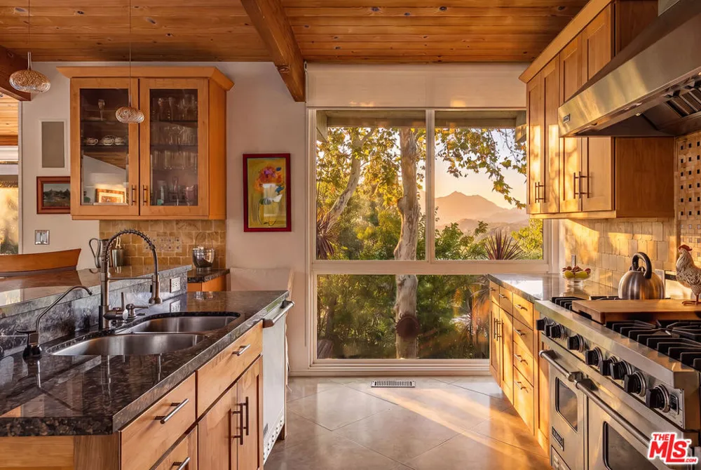 679 Wonder View Drive Calabasas, CA 91302