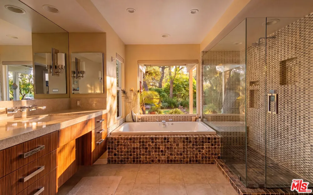 679 Wonder View Drive Calabasas, CA 91302