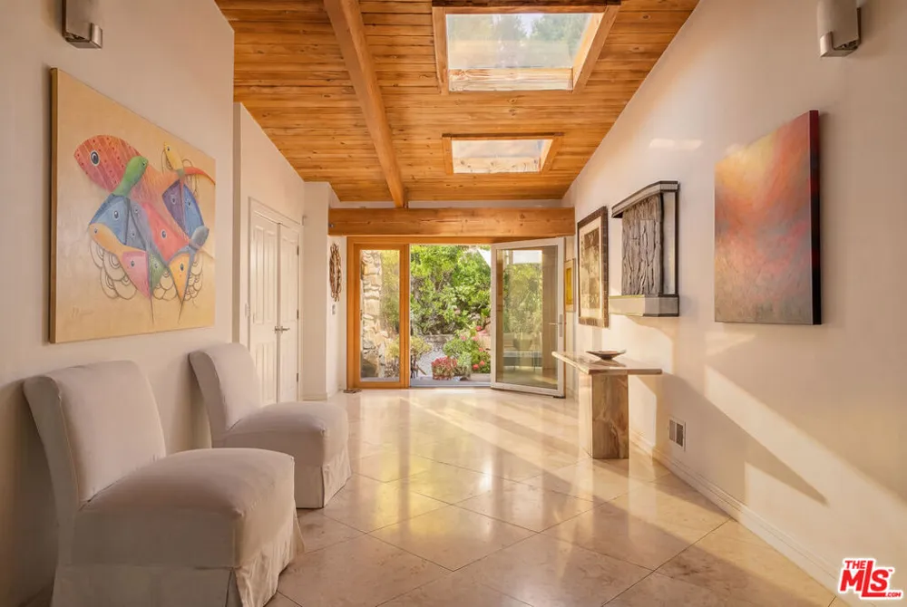 679 Wonder View Drive Calabasas, CA 91302