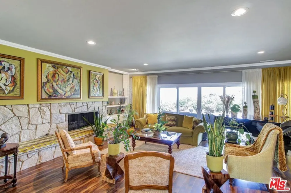 4152 Terraza Drive Los Angeles, CA 90008