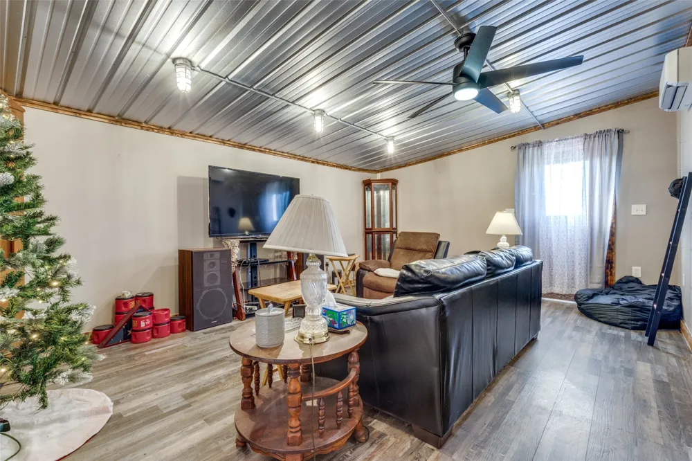 1590 Farm Road 2352 Sumner, TX 75486