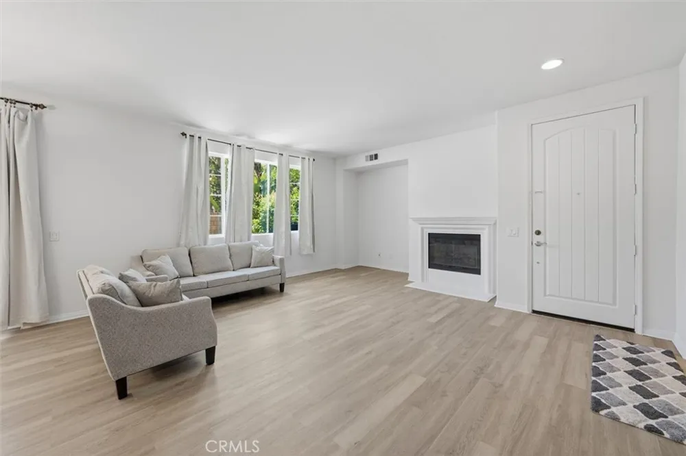 19324 Opal Lane Saugus, CA 91350